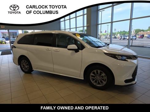 Used 2026 Toyota Sienna LE FWD image 5