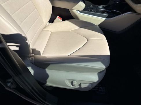 Used 2024 Toyota Highlander XLE image 10