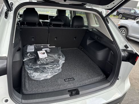 New 2025 Volkswagen Tiguan SE image 8