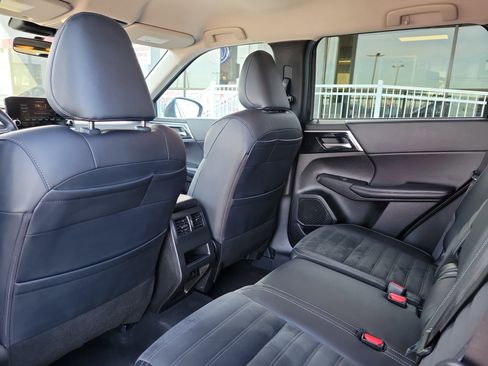 Used 2024 Mitsubishi Outlander SE image 14