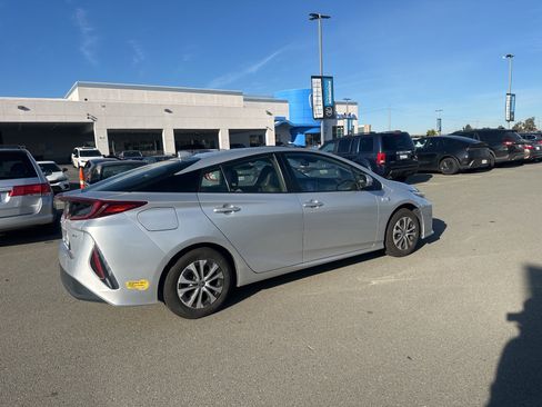 Used 2022 Toyota Prius Prime XLE image 3