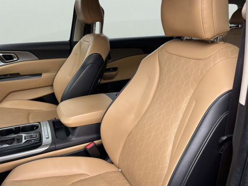 Certified 2024 Kia Carnival LX image 30