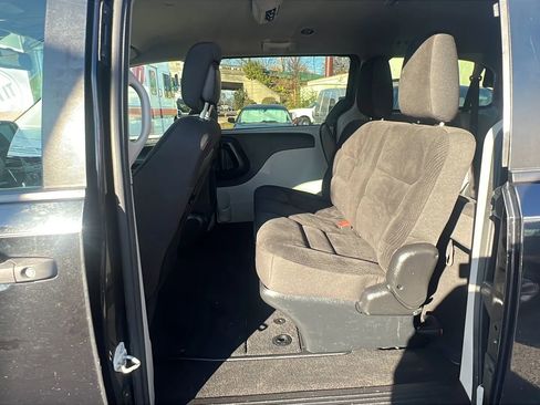 Used 2019 Dodge Grand Caravan SE w/ UConnect Hands-Free Group image 28