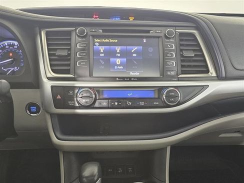 Used 2019 Toyota Highlander XLE image 38