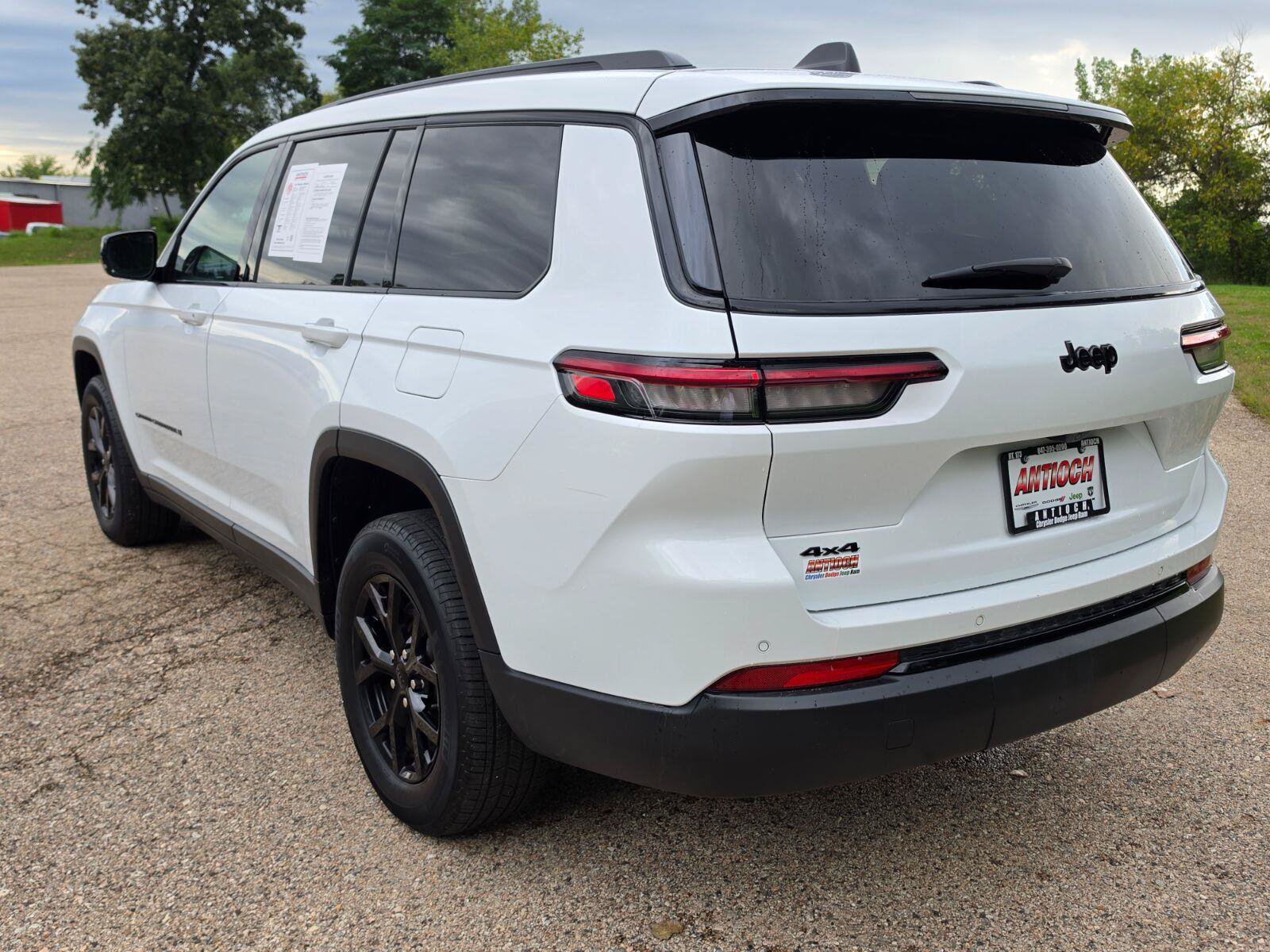 Used 2025 Jeep Grand Cherokee L Altitude AWD/4WD image 8