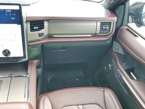 Used 2024 Ford Expedition Limited image 18