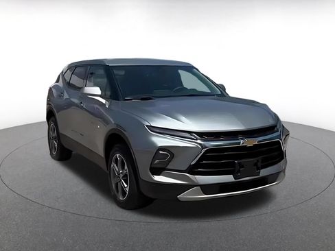 Used 2025 Chevrolet Blazer LT FWD image 3