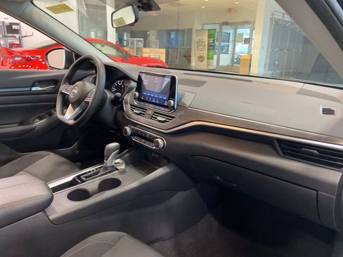 Used 2025 Nissan Altima 2.5 SV image 13