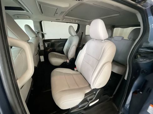 Used 2017 Toyota Sienna Limited Premium image 23