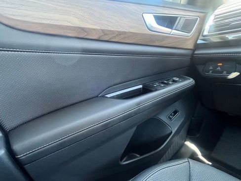 Certified 2025 Volkswagen Atlas SE image 8