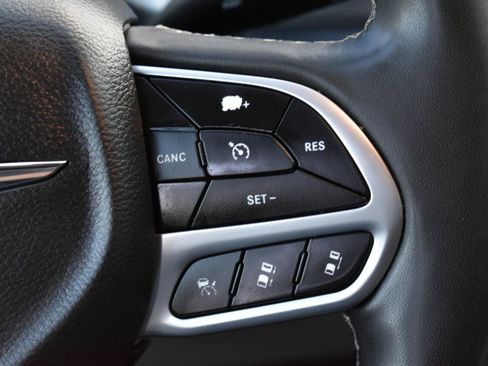 Used 2022 Chrysler Pacifica Touring-L FWD image 16