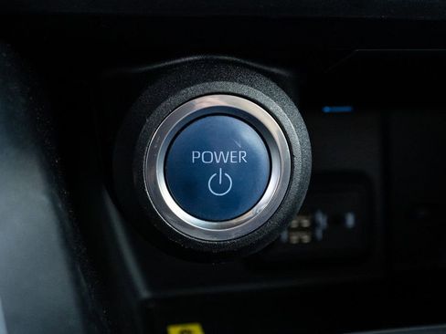 Used 2022 Toyota Venza LE image 27