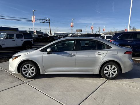 Used 2020 Toyota Corolla LE image 2