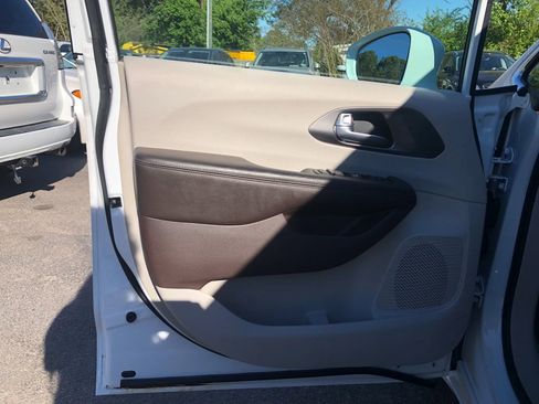 Used 2017 Chrysler Pacifica Touring-L image 17