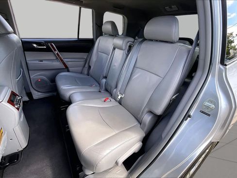 Used 2012 Toyota Highlander Limited w/ Tow Pkg FWD image 18