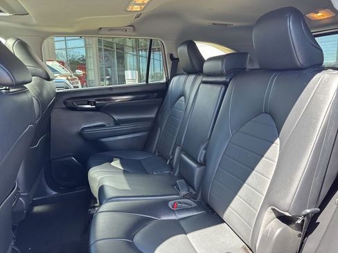 Used 2022 Toyota Highlander XLE image 15