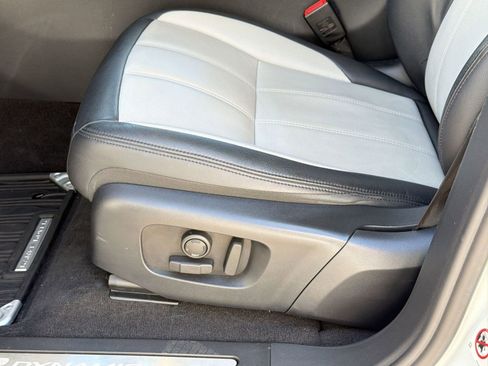 Used 2023 Land Rover Range Rover Evoque R-Dynamic S AWD/4WD image 12