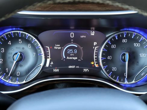 Used 2023 Chrysler Pacifica Limited FWD image 28