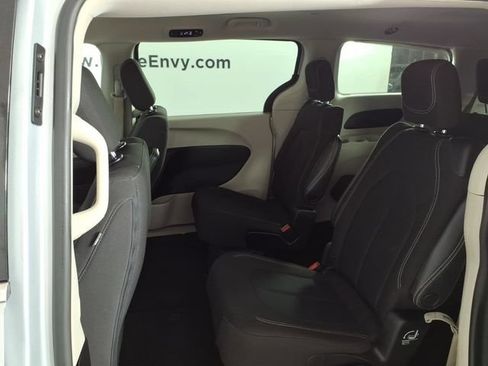 Used 2023 Chrysler Voyager LX FWD image 9