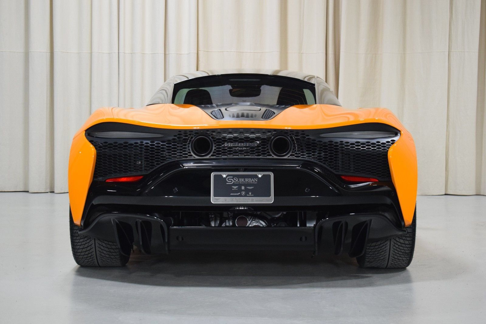 Used 2024 McLaren Artura RWD image 11