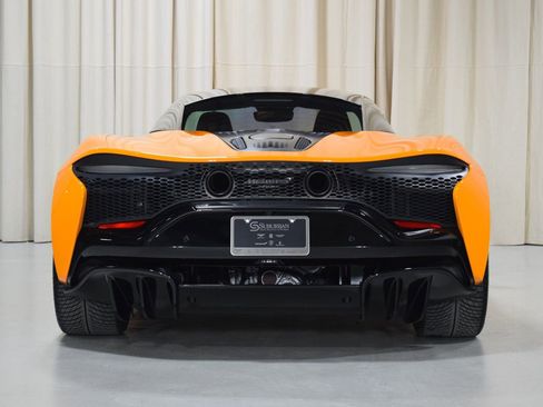 Used 2024 McLaren Artura RWD image 11