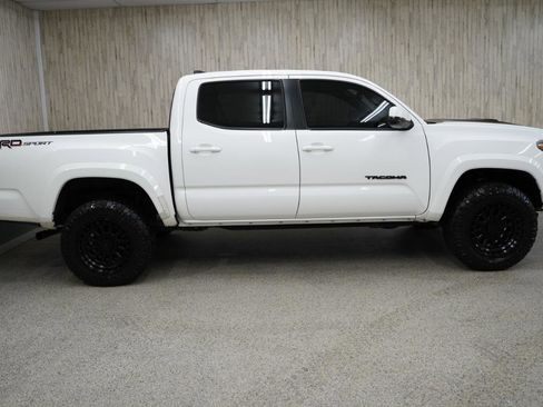 Used 2018 Toyota Tacoma TRD Sport image 6