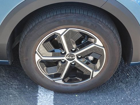 Used 2025 Kia Niro EX FWD image 12