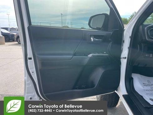 Used 2017 Toyota Tacoma TRD Off-Road w/ Tow Package (A/T) AWD/4WD image 31
