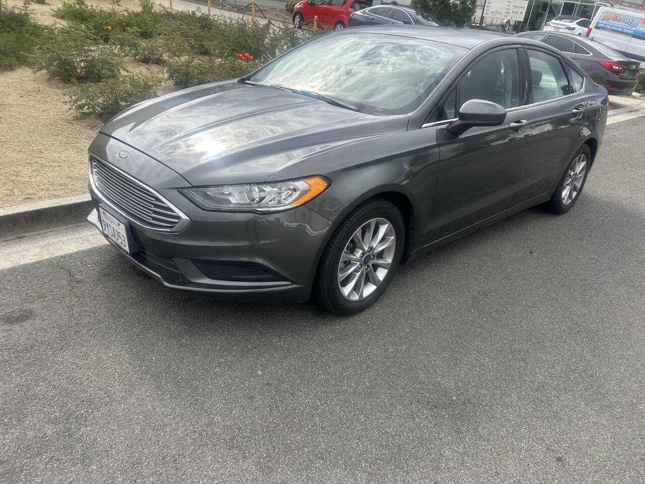 Used 2017 Ford Fusion SE w/ Fusion SE Technology Package FWD image 2