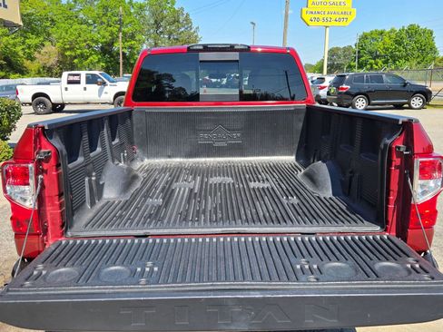 Used 2018 Nissan Titan S image 11