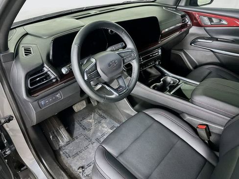 Used 2025 Chevrolet Traverse Z71 AWD/4WD image 2