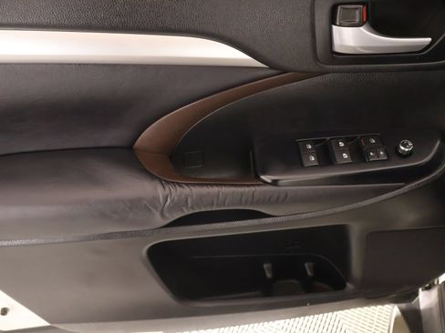 Used 2015 Toyota Highlander XLE FWD image 17