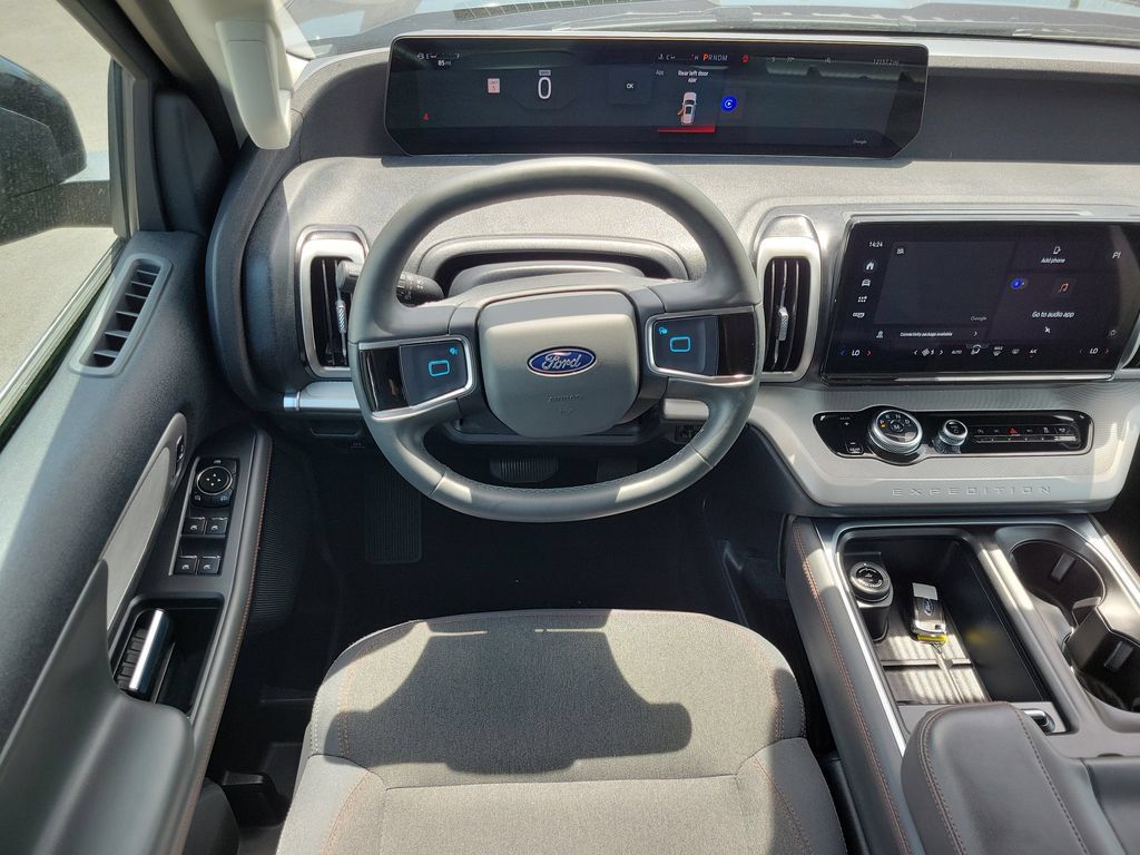 Used 2025 Ford Expedition Active RWD image 16