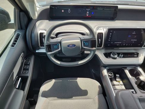 Used 2025 Ford Expedition Active RWD image 16