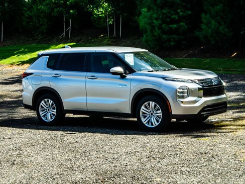 New 2025 Mitsubishi Outlander ES image 11
