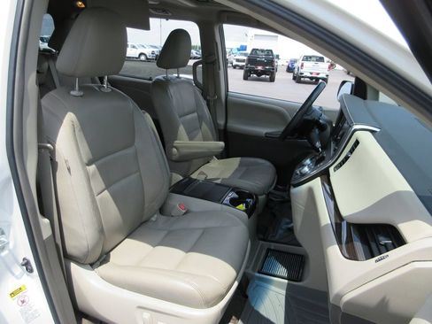 Used 2016 Toyota Sienna XLE Premium FWD image 25