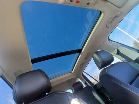Used 2021 Volkswagen Tiguan SE w/ Panoramic Sunroof Package FWD image 19
