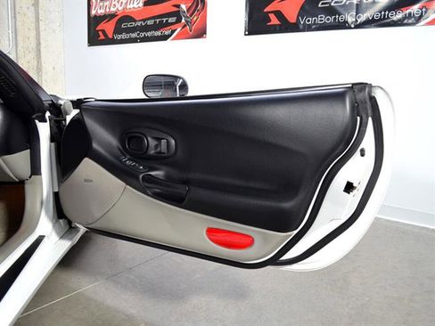 Used 2004 Chevrolet Corvette Coupe w/ Preferred Equipment Group image 18