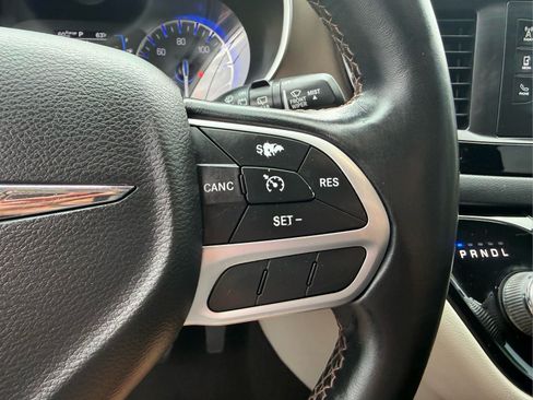 Used 2017 Chrysler Pacifica Touring-L FWD image 30