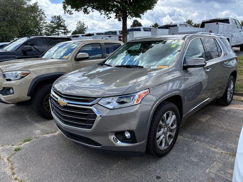 Used 2018 Chevrolet Traverse Premier w/ Driver Confidence II Package FWD image 3