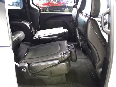 Used 2025 Chrysler Pacifica Select image 33