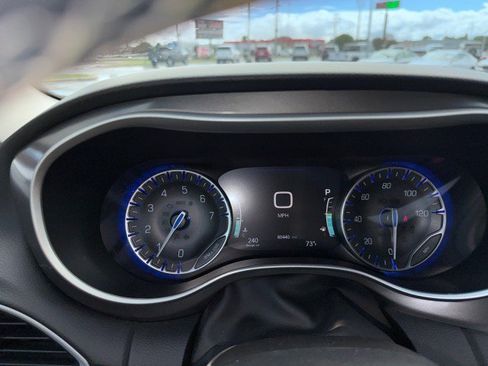 Used 2023 Chrysler Pacifica Touring-L FWD image 16