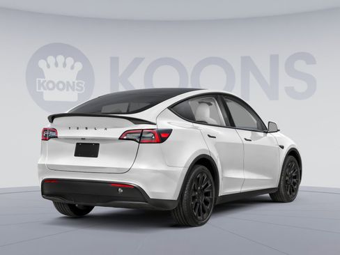 Used 2025 Tesla Model Y Long Range RWD image 2
