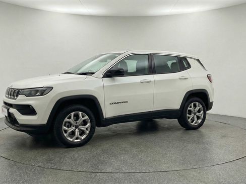 Used 2025 Jeep Compass Latitude image 3