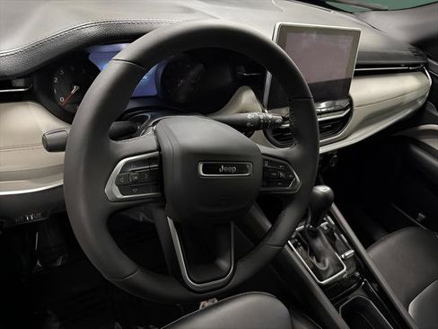 Used 2025 Jeep Compass Limited image 19