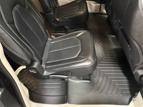 Used 2023 Chrysler Pacifica Touring-L image 32