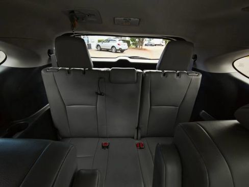 Used 2023 Toyota Highlander XLE FWD image 47