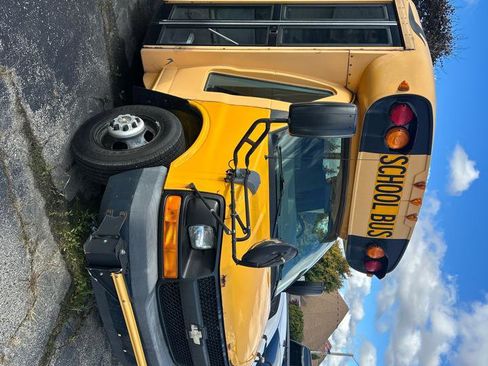 Used 2010 Chevrolet Express 3500 Reg Cab 131.5 WB image 2