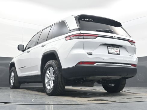 Used 2023 Jeep Grand Cherokee Laredo AWD/4WD image 27
