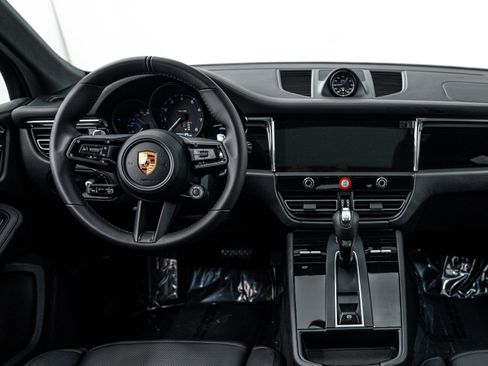 Certified 2026 Porsche Macan image 13